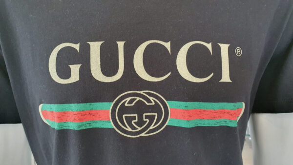 pre loved gucci logo t-shirt in black