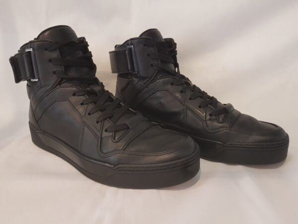 Luxurious pre-owned Gucci high top trainers in black leather with logo embroidery. Includes box and dust bag.