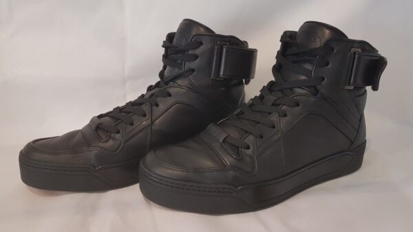 Luxurious pre-owned Gucci high top trainers in black leather with logo embroidery. Includes box and dust bag.